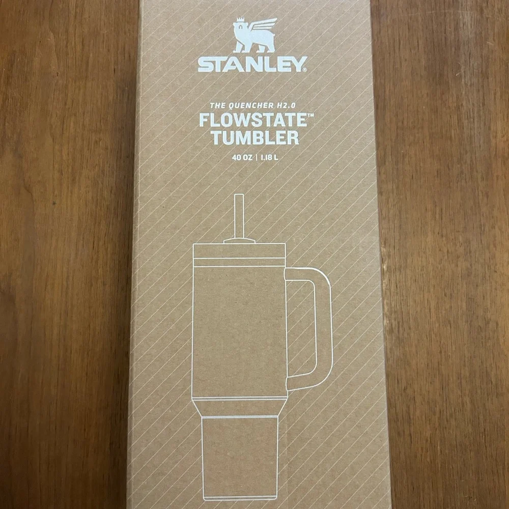 ✨BNWT - Stanley Cream The Quencher H2.0 Flowstate Tumbler - 40 oz✨